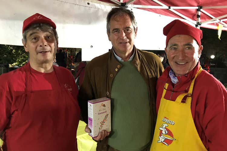 Marco Magni con i volontari della confraternita della pentola di Senago (Distretto Riso e Rane a Risotti a Milano Un successo, in pentola vince la solidariet&agrave;)
