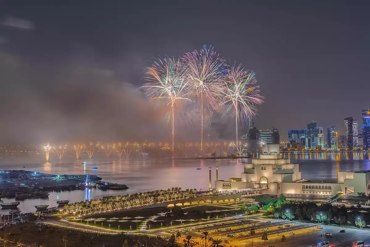 Fuochi d'artificio nella notte di Doha Qatar a misura di famiglia per una vacanza d&rsquo;inverno