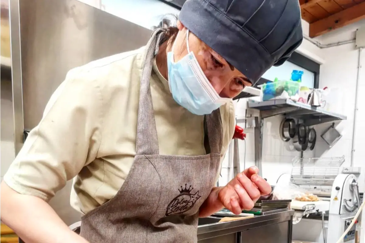 La titolare Stella Scutelnic in una foto pubblicata sul profilo Facebook della pasticceria Dolce Stella Il caro energia colpisce ancora. Rimasta senza elettricit&agrave;, chiude la pasticceria Dolce Stella di Casalserugo