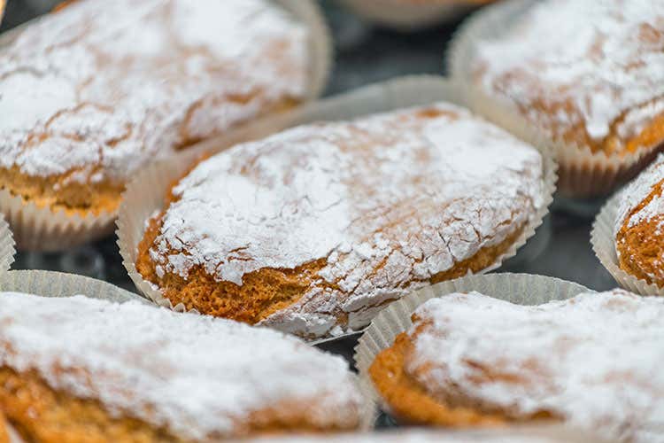 Ricciarelli, dolcetti ricoperti di zucchero a velo dalla forma tipica di chicco di riso - Natale, ecco i 10 dolci più popolari sui social