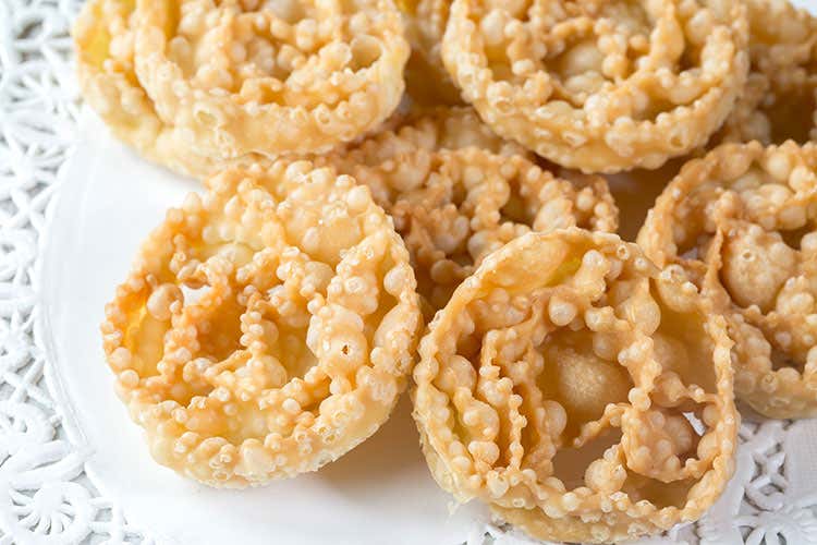 Le Cartellate, fasce di pasta che rappresentano le fasce del Bambino Gesù in culla - Natale, ecco i 10 dolci più popolari sui social