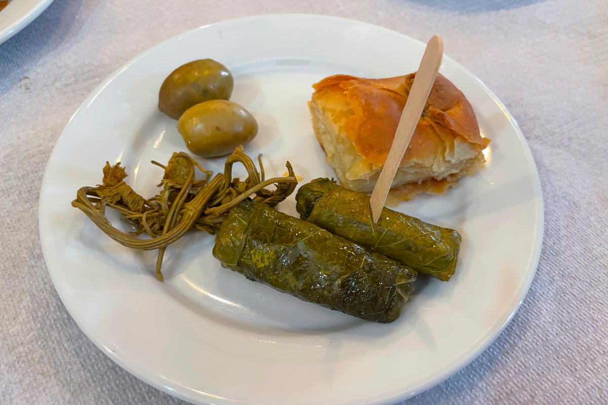 Dolmadaki, involtini di foglie di vite Mare turchese, miele, polpi e Dolmadaki, ecco la Grecia del nord che non ti aspetti