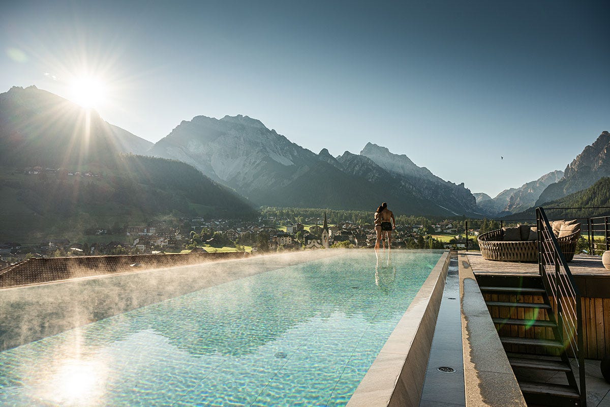 La infinity pool con vista sulle Dolomiti Excelsior Dolomites Life Resort Una pausa immersi nella natura