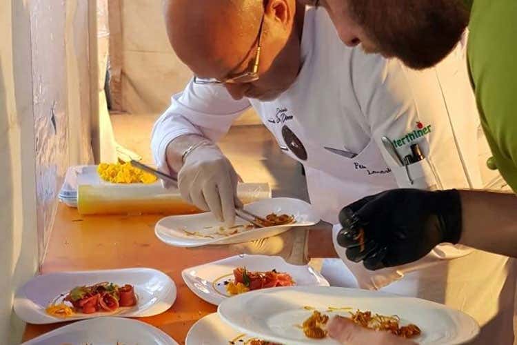 Cuochi alle prese con la preparazione dei piatti (Dolomites Sky Dinner La Val Gardena bella e buona)