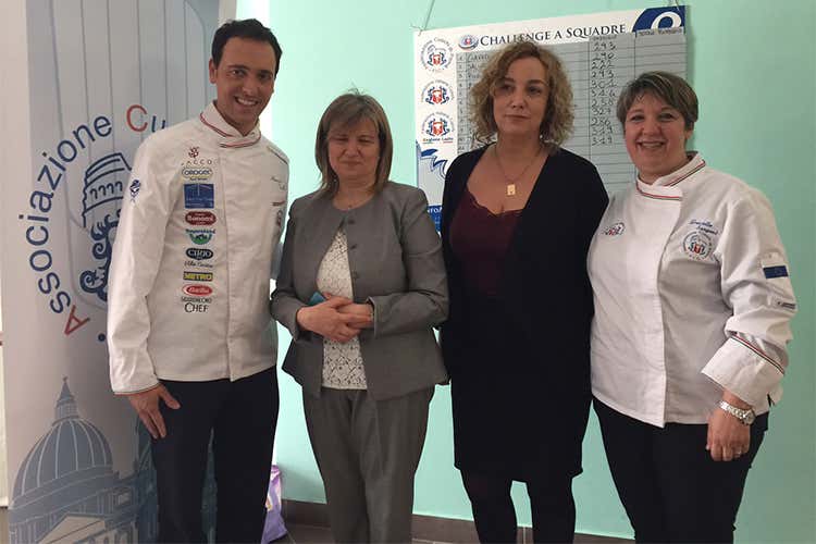 Alessandro Circiello, Sandra Tetti, Scilla Reali e Graziella Sangemi - Dominizi e Calisi dell'Istituto Tor Carbone primi alla sfida tra giovani cuochi a Roma