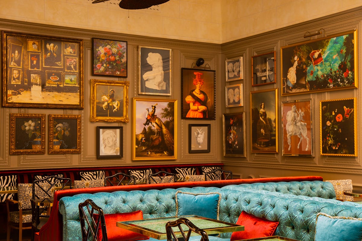 La lounge con quadreria FINIRE A Roma Don Pasquale, il ristorante con dentro un hotel!
