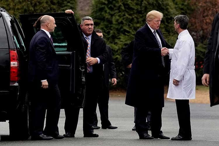 Donald Trump e Sean Conley - Niente quarantena per Trump Usa e Uk, superficiali a braccetto Donald Trump e Sean Conley - Niente quarantena per Trump Usa e Uk, superficiali a braccetto