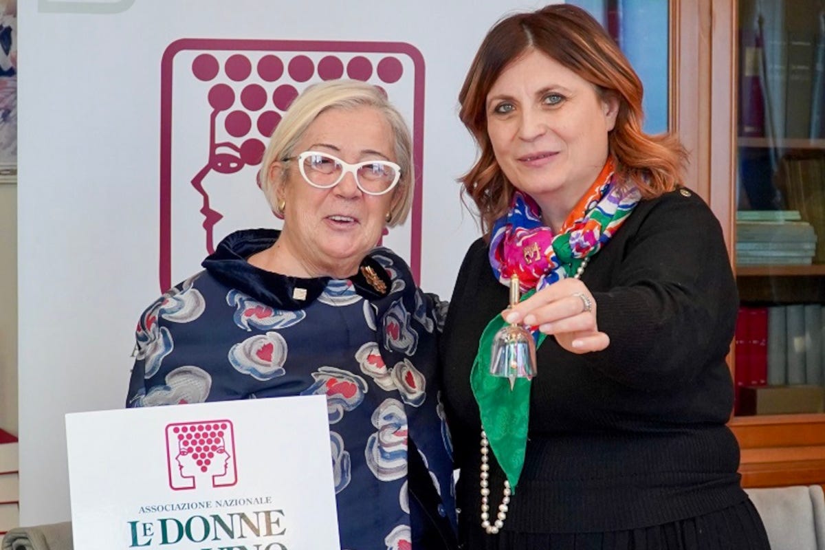 Donatella Cinelli Colombini, a sinistra, con Daniela Mastroberardino, per il passaggio di consegne come presidente de Le Donne del Vino Più esperienze e meno vino: come sarà l'enoturismo nel 2023?