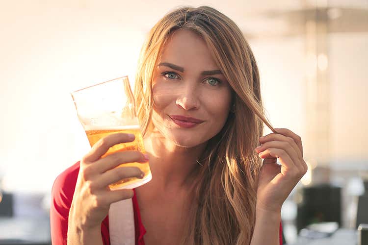 In costante crescita il numero di donne appassioante di birra - Donne e birra, binomio storico Tutto iniziò più di 6mila anni fa In costante crescita il numero di donne appassioante di birra - Donne e birra, binomio storico Tutto iniziò più di 6mila anni fa