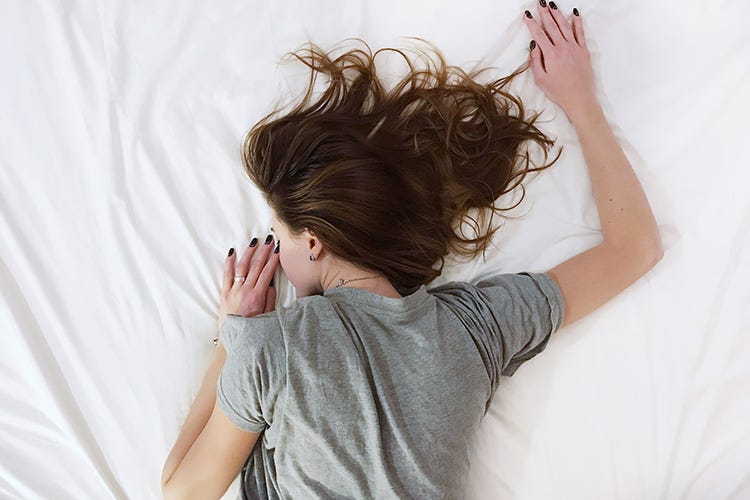 Andare a letto con il trucco può causare moltissimi danni al viso (Dormire con il trucco? Meglio di no Ecco i rischi per il viso)