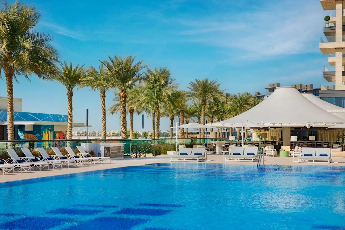 La piscina esterna del Mariott Resort Palm Jumeirah (foto sito) Il Marriott Resort Palm Jumeirah conquista Dubai con la gola