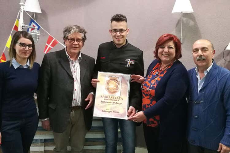 Una responsabile di sala, Piero Rotolo, Giuseppe Russo, Anna Martano e Rosario Giunta - Due nuove ambasciate Aigs a Trapani Blasone a Al Burgo e Cantina Siciliana