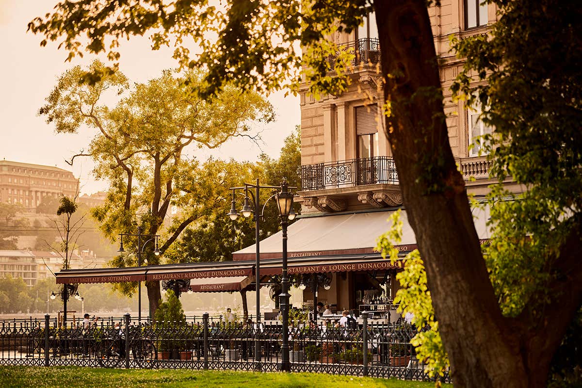 I tavoli all'aperto del Dunacorso Restaurant, un indirizzo storico affacciato direttamente sulle sponde del Danubio