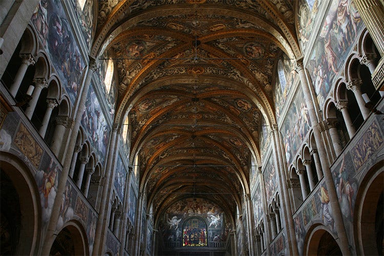 La navata centrale del Duomo di Parma - Turismo a due passi dal cielo Le cupole delle chiese emiliane