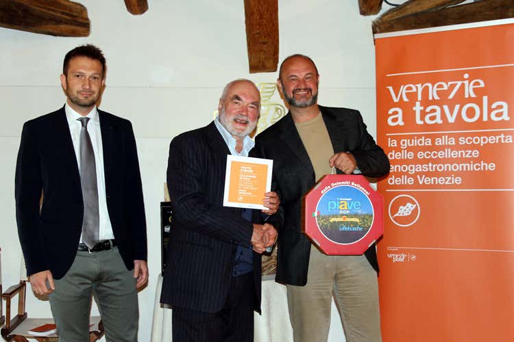 (Duplice premio per La Locanda di Piero Lo chef patron Renato Rizzardi esulta) (Duplice premio per La Locanda di Piero Lo chef patron Renato Rizzardi esulta)