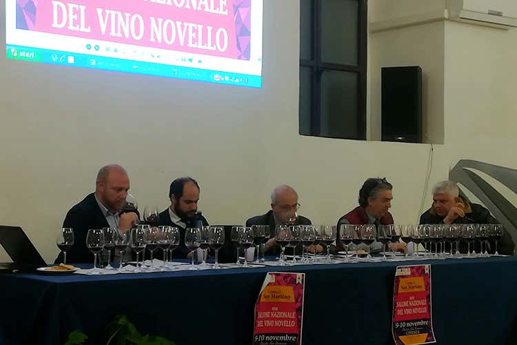 La giuria tecnica al 13° Salone del vino novello a Cosenza (È pugliese il miglior novello d'Italia) La giuria tecnica al 13° Salone del vino novello a Cosenza (È pugliese il miglior novello d'Italia)