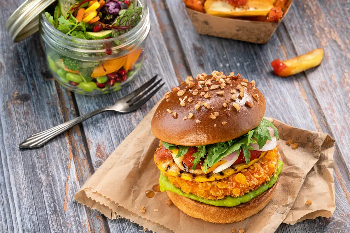 Crunchy Chik&rsquo;n Burger I Green Heroes affrontano le nuove sfide della ristorazione