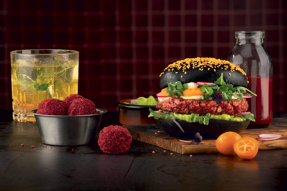 Il nuovo Red Oat Burger cavalca la moda dei fiocchi d’avena combinandola all’energia della barbabietola 