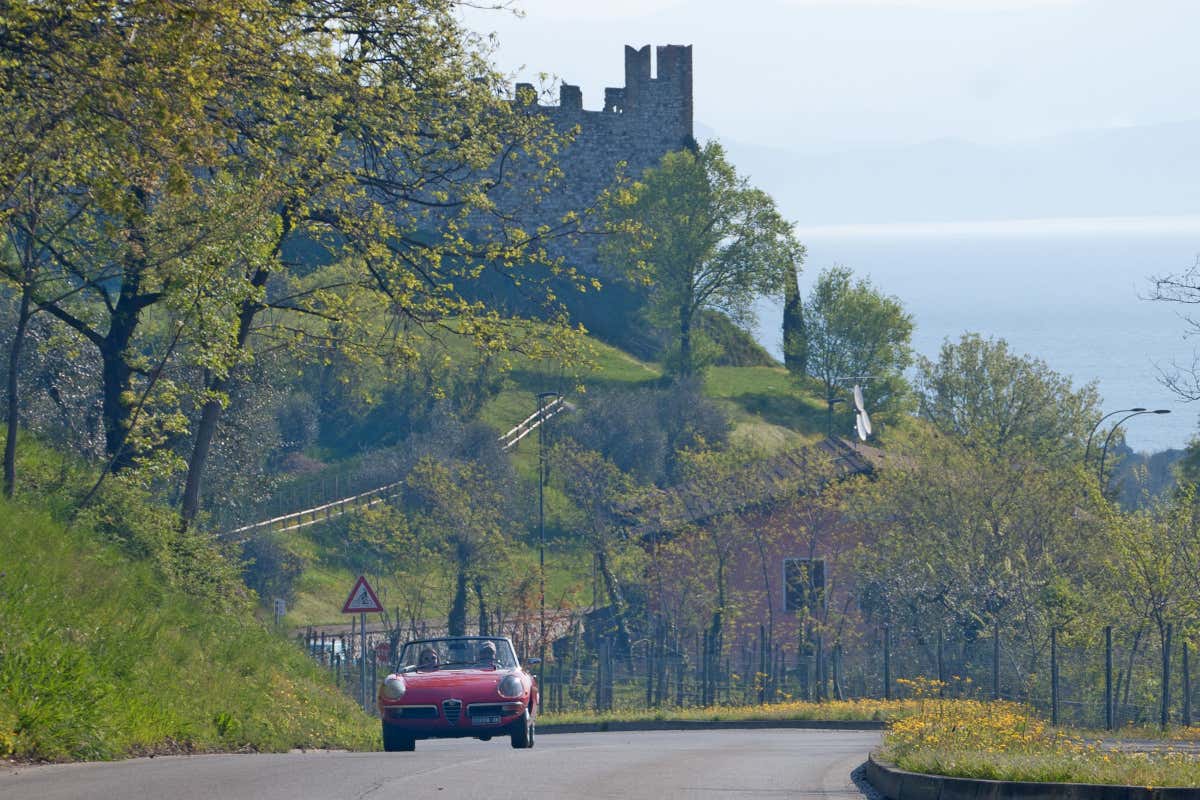 Montagne, laghi e coste nascoste: viaggi slow per riscoprire l'Italia Montagne, laghi e coste nascoste: viaggi slow per riscoprire l'Italia