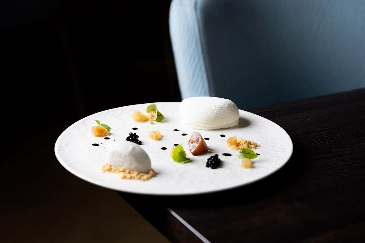 “Oltre la Costiera: il nero e il bianco”, a base di una mousse di ricotta di bufala e pecora, pera all'aceto, sorbetto puro e gocce di Balsamico Tradizionale Dop