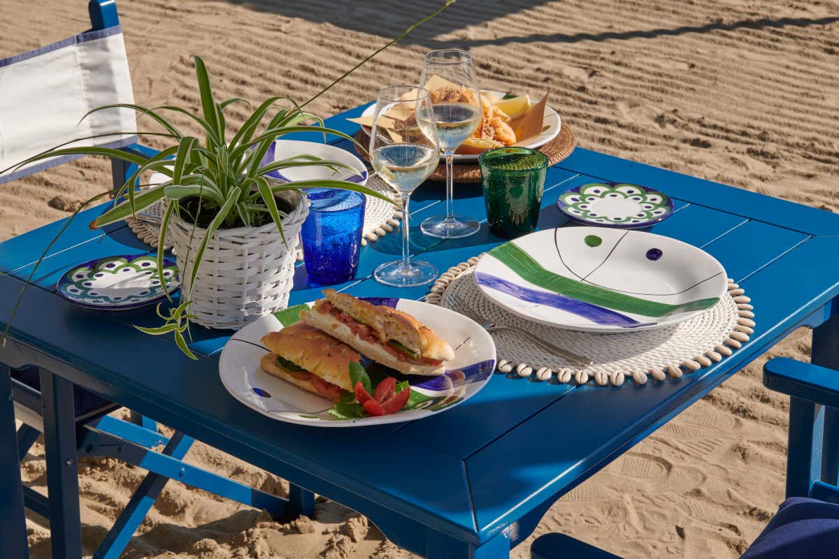 A Forte dei Marmi il pranzo in spiaggia sotto l'ombrellone è ancora un rito
