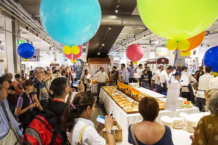 Eataly ostiense compie 5 anni Una maxi torta per la festa Eataly ostiense compie 5 anni Una maxi torta per la festa