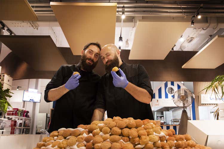 Eataly ostiense compie 5 anni Una maxi torta per la festa Eataly ostiense compie 5 anni Una maxi torta per la festa