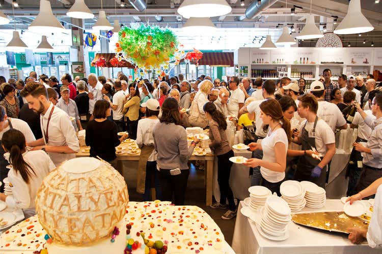 Eataly ostiense compie 5 anni Una maxi torta per la festa Eataly ostiense compie 5 anni Una maxi torta per la festa