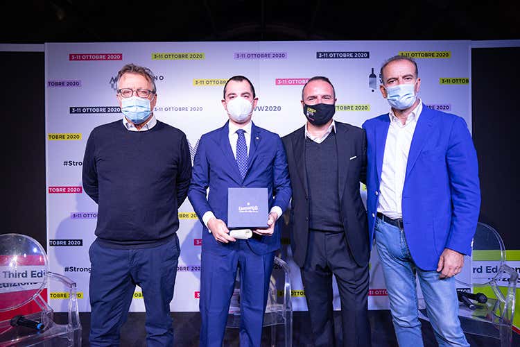 La consegna del premio - Milano Wine Week, Cortonesi vince l'award di Eberhard & Co