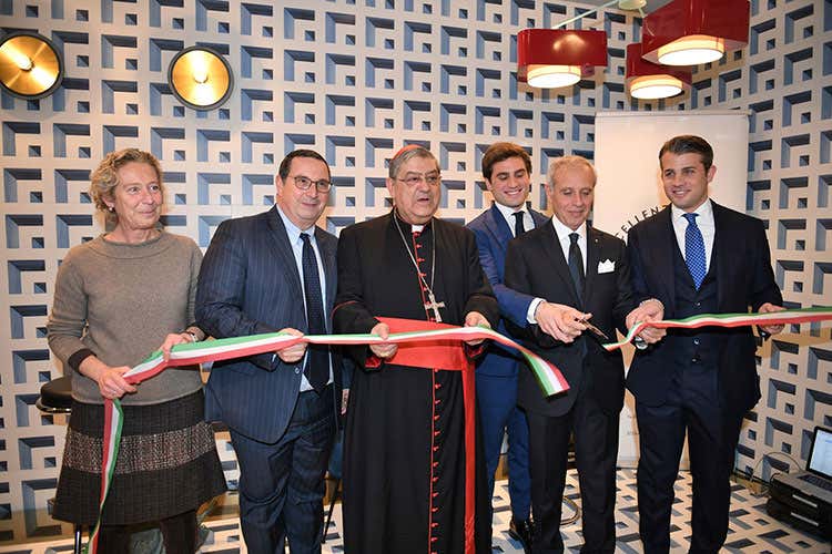 Elena Grandi, Giuseppe Castagna, il Cardinale Crescienzio Sepe, Paolo Scudieri con i figli Achille e Luca (Eccellenze Campane sbarca a Milano)