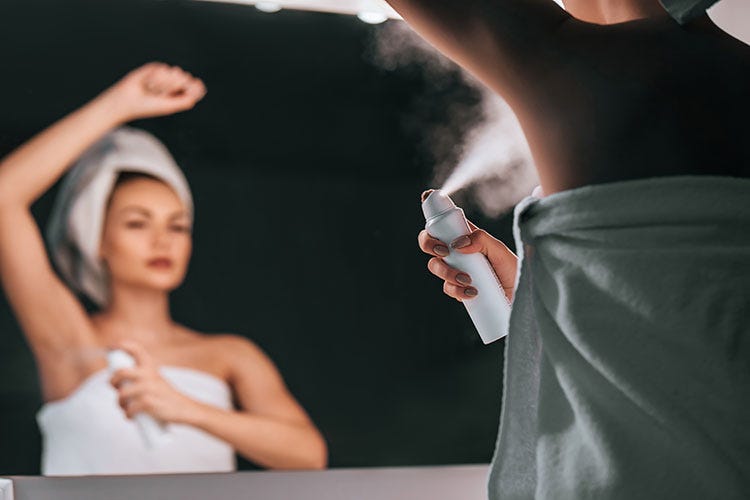 Il deodorante antibatterico dopo la doccia è un consiglio per combattere il sudore maleodorante (Eccessivo sudore Utile il deodorante antibatterico)