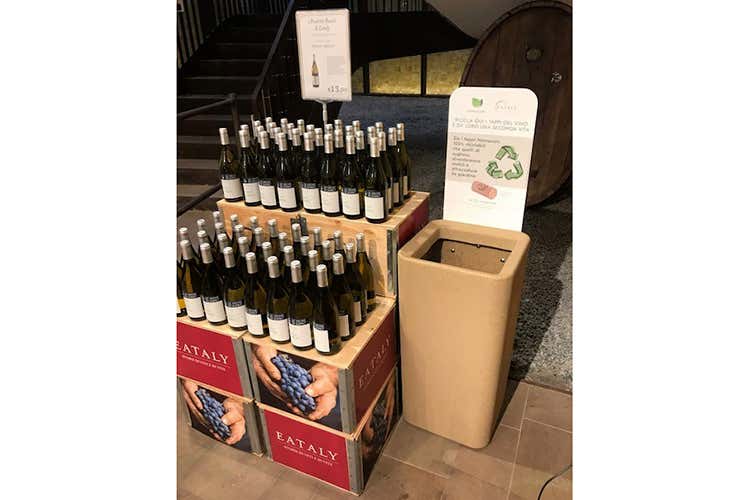 Un punto di raccolta a Eataly - I tappi di vino raccolti da Eataly Bell'esempio di economia circolare