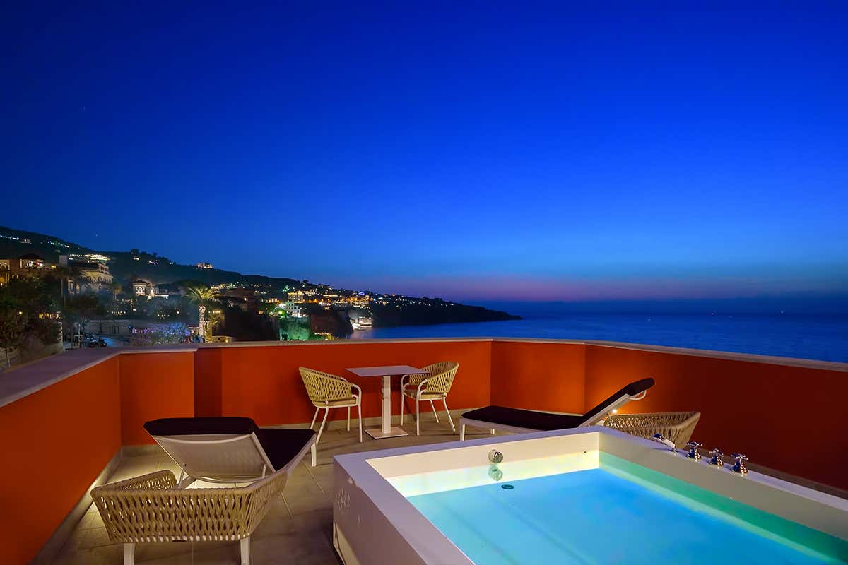 Terrazzo con piscina privata [[Giro del Golfo in otto giorni]]: il 5 stelle Lorelei Londres a Sorrento