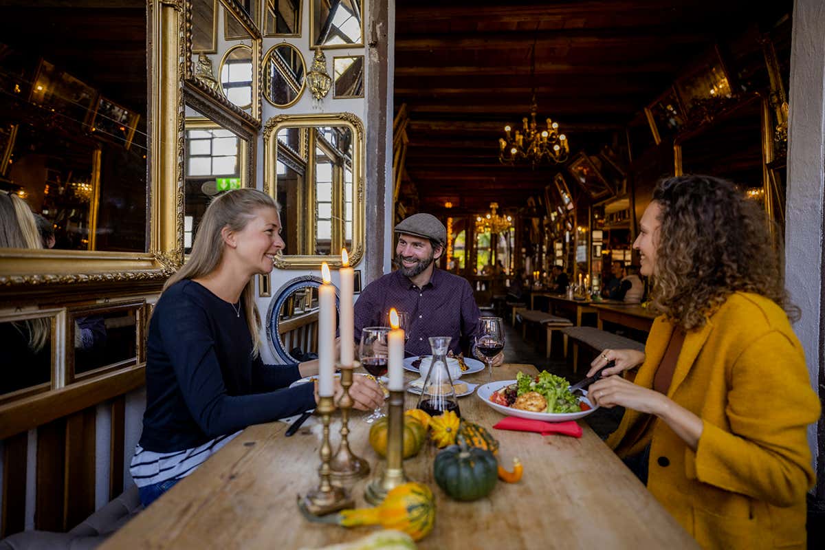 Le Besenwirtschaft accolgono i visitatori con vini locali e piatti contadini della tradizione del Baden