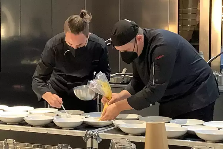 Impiattamento con musica Cucina e musica elettronica Performance dei Food Ensemble