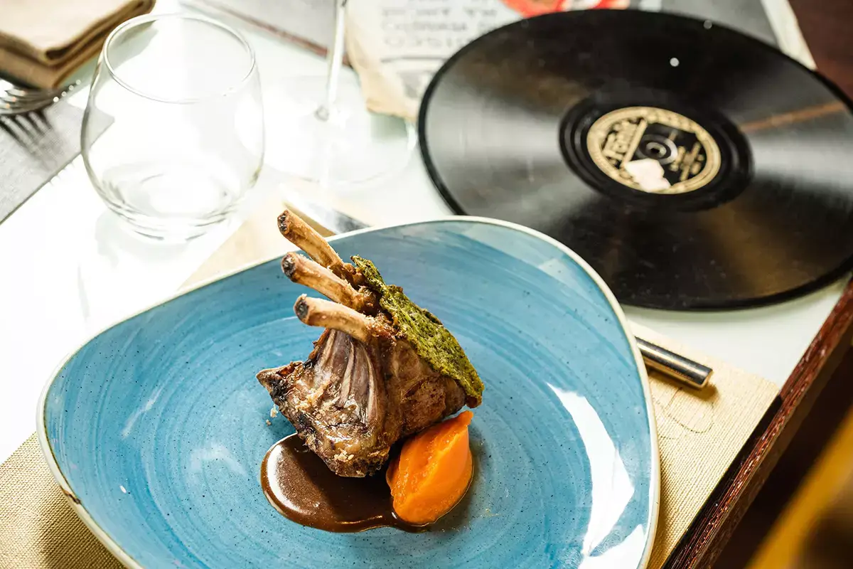 Costolette di agnello in crosta di erbe, latte di cocco e patata dolce