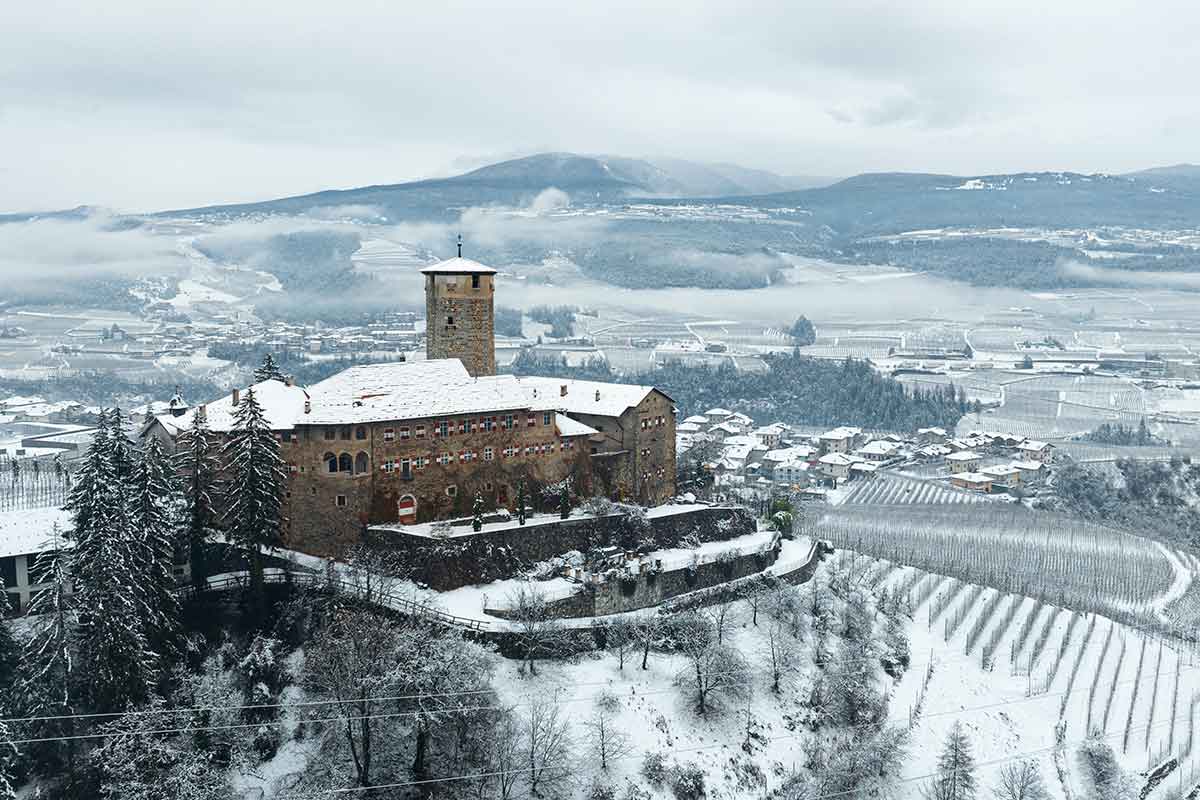 Val di Non d’inverno: tra castelli da fiaba, laghi di ghiaccio e ciaspolate notturne Val di Non d’inverno: tra castelli da fiaba, laghi di ghiaccio e ciaspolate notturne