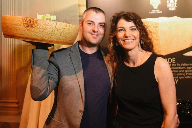 Elisabetta Serraiotto, responsabile marketing e comunicazione Consorzio Grana Padano, con Abram Bissell, chef del The Modern MoMA di New York