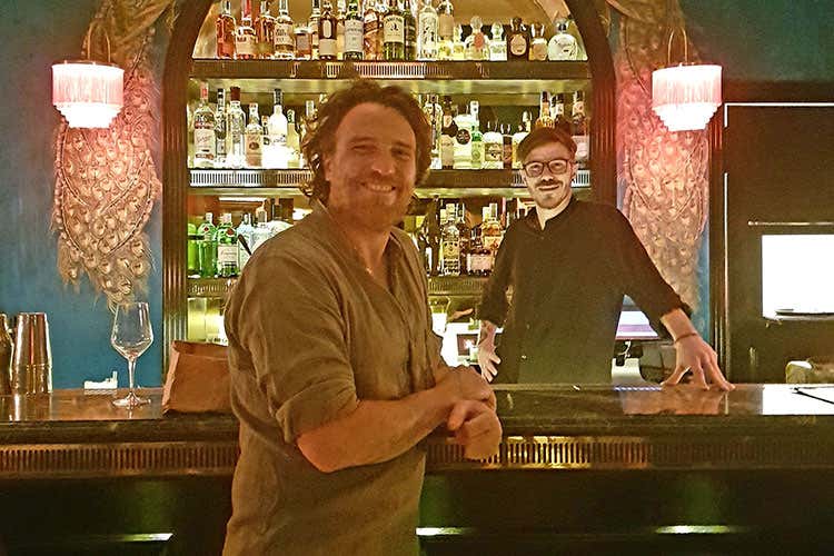 Aldo Nascimbeni e Nicol&ograve; Valentinetti (Apre a Roma l'Emerald's Independent Bar Salotto equatoriale ispirato a un pavone)