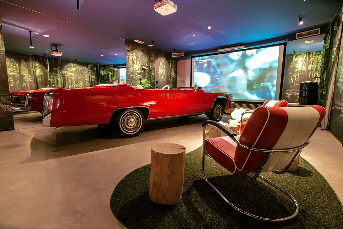 La camera con la Cadillac rossa 