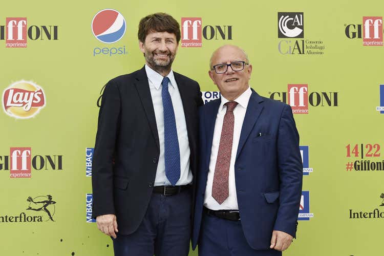 Emy Adams al Giffoni Festival Sul Blu Carpet coi giovani giurati