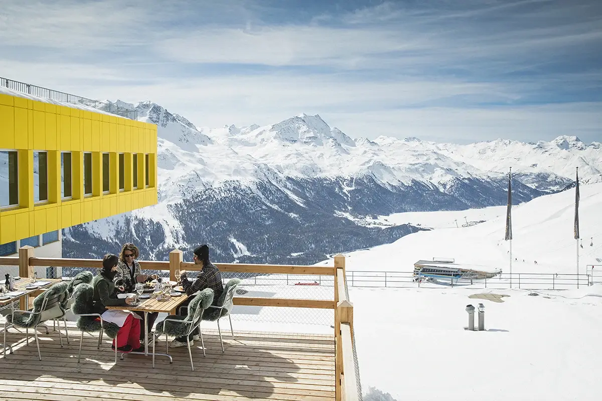 La terrazza del Ristorante White Marmot a Corviglia, Engadin St. Moritz Mountains AG Foto: Filip Zuan Sciare in Engadina? Bello e conveniente