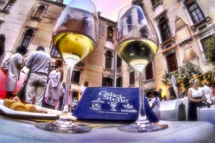Una foto d'archivio dell'edizione di Calici di Stelle a Venezia - Enoturismo 2020, meno spese e nuovi servizi anche virtuali