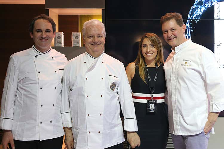 Il Maestro Denis Dianin, assistente d&rsquo;eccezione durante lo showcooking dolce, il Maestro Iginio Massari, Sabrina Dallagiovanna, lo chef Enrico Cerea