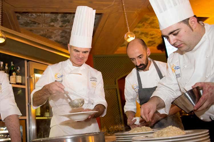 Enrico Derflingher, in un'immagine d'archivio, cucina il suo Risotto con gli chef Davide Maci e Massimiliano Catizzone - Erbe aromatiche, Derflingher: Usatele per dare più persistenza