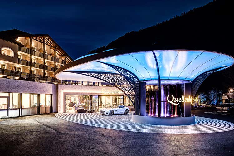 L'entrata del 5 stelle Quellenhof Resort Quellenhof Resort, si riparte! Wellness e servizi per la salute L'entrata del 5 stelle Quellenhof Resort Quellenhof Resort, si riparte! Wellness e servizi per la salute