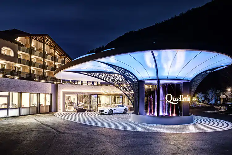 L'entrata del 5 stelle Quellenhof Resort Quellenhof Resort, si riparte! Wellness e servizi per la salute