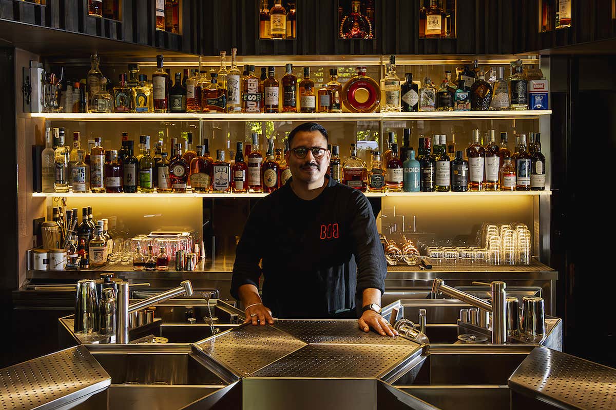 A Milano c’è un cocktail bar che spruzza profumi sui drink