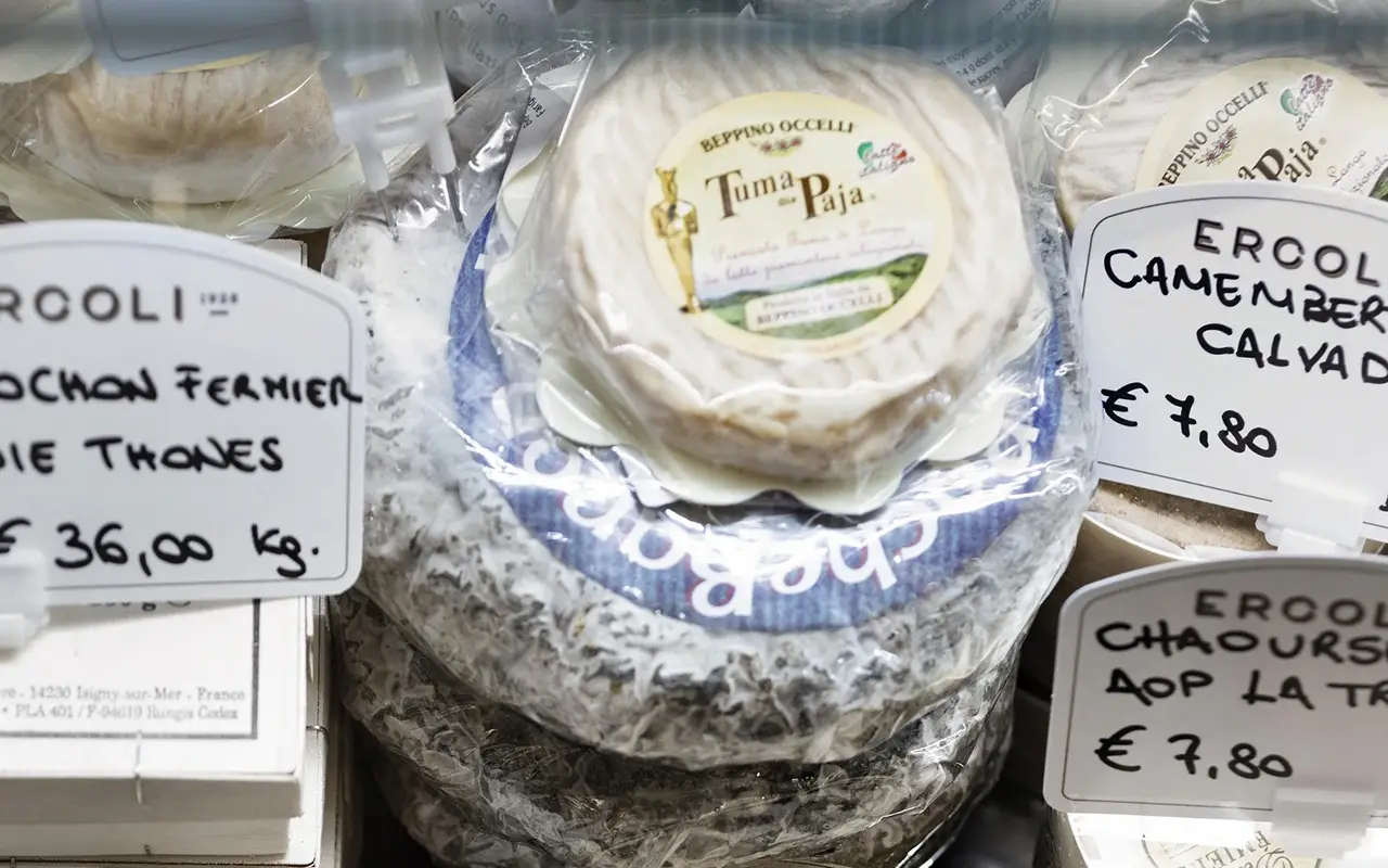 Formaggi non solo nazionali e francesi ma anche inglesi e spagnoli Ercoli 1928, il gusto in scena in un ex teatro