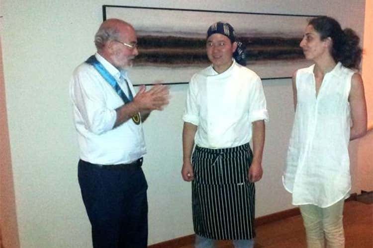 Il presidente dei Buongustai Ernesto Tucci con lo chef Zhan Hai Jie e il direttore Claudia Vallin